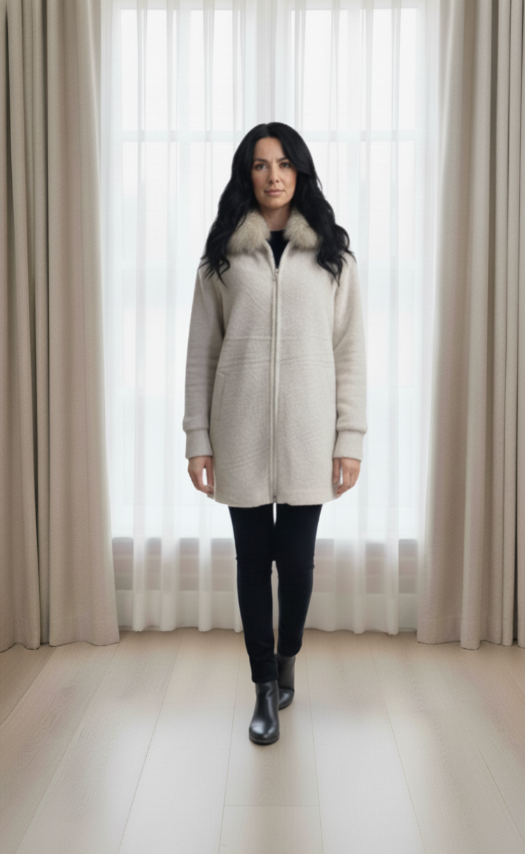 Žena v bunde v predajni Textil Anna v Trebišove